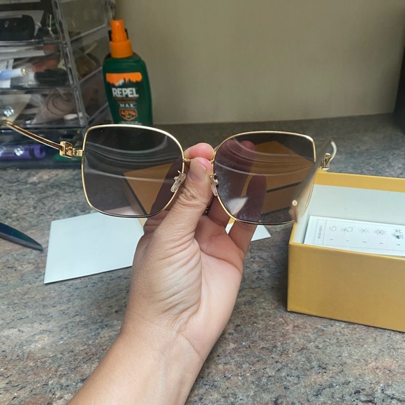 Fendi Baguette gold FF pattern sunglasses - worn twice in New Condition - Picture 5 of 14